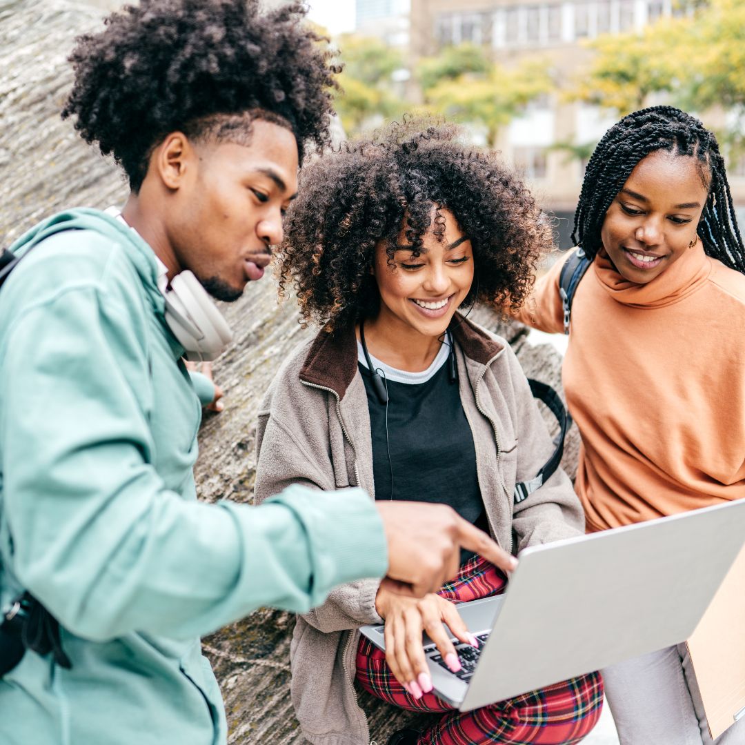 Naviguer les Flots Numériques : Comment EducommuniK Révolutionne l’Éducation des Jeunes dans l’Ère des Médias Sociaux